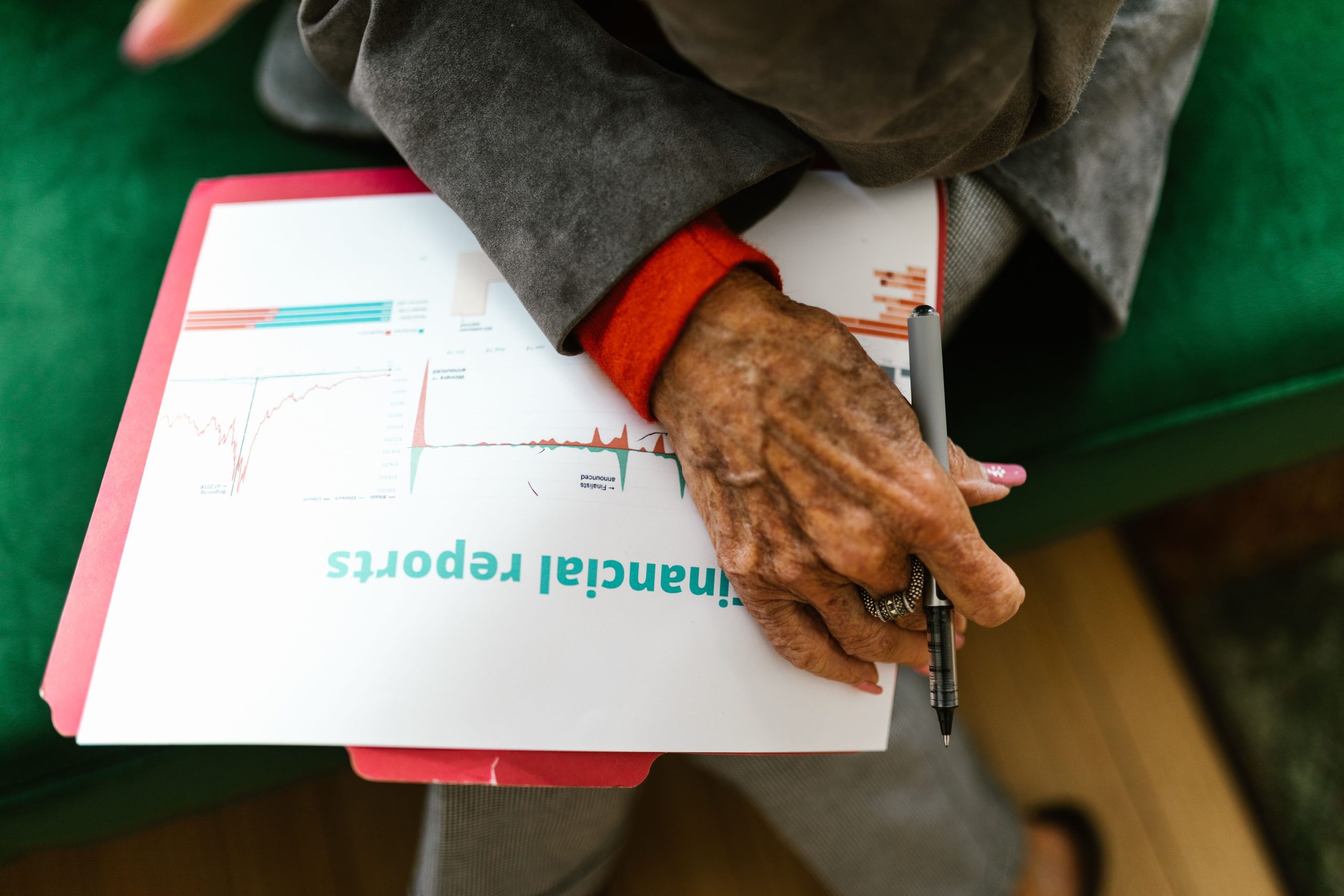 Femme agee examinant un rapport financier