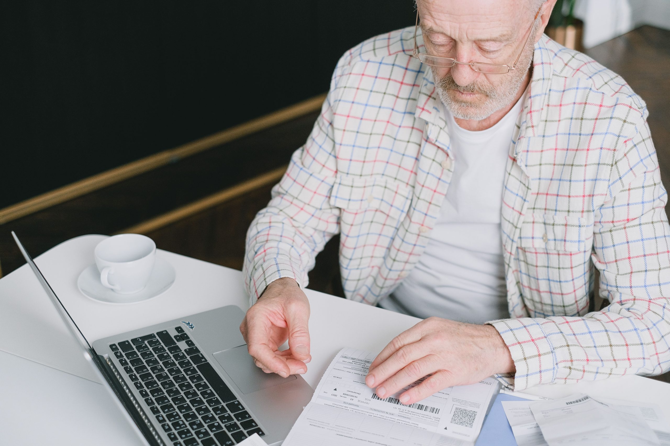 Homme age consultant des documents sur ordinateur