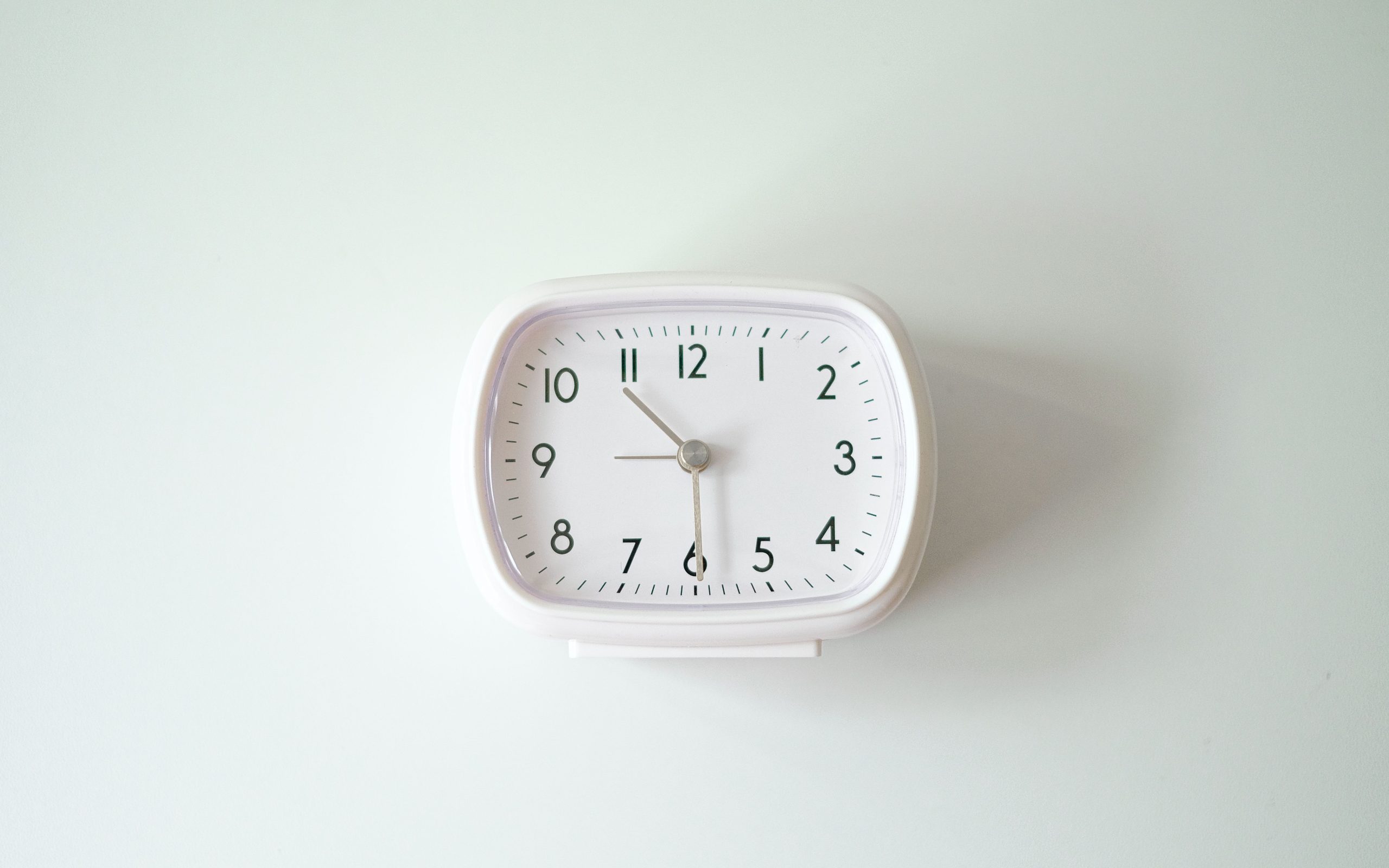 Horloge analogique blanche sur fond minimaliste