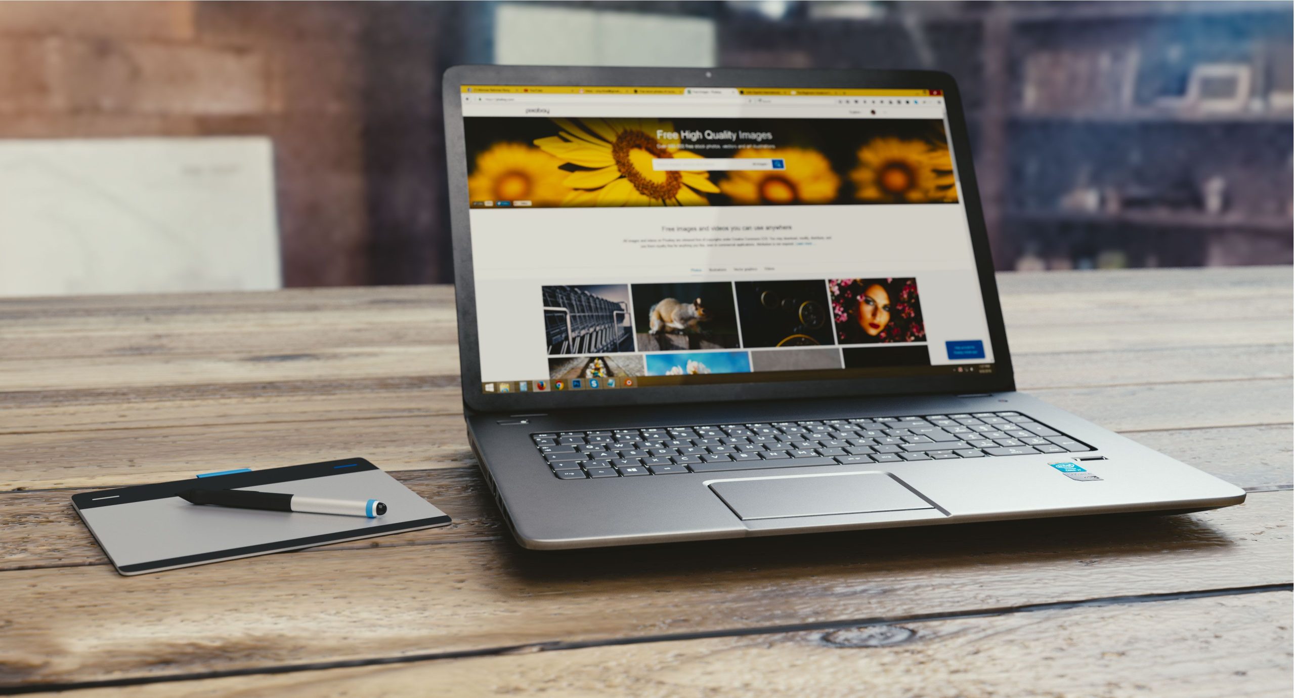 Setup digital avec laptop, tablette et stylo