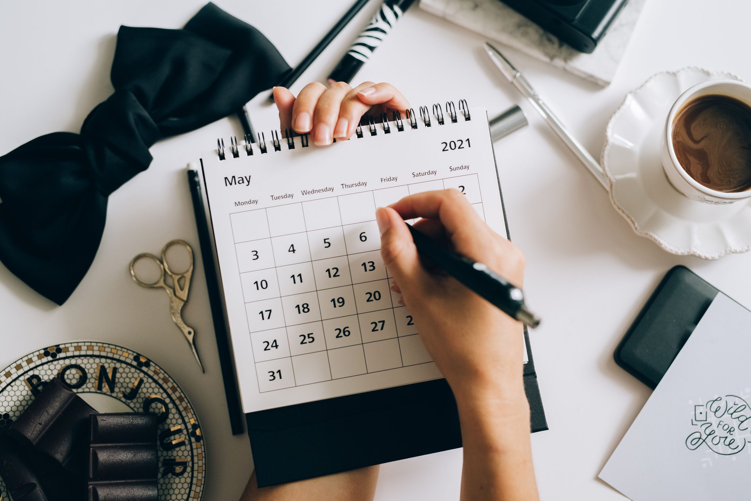 Planificateur avec calendrier mai 2021 et café
