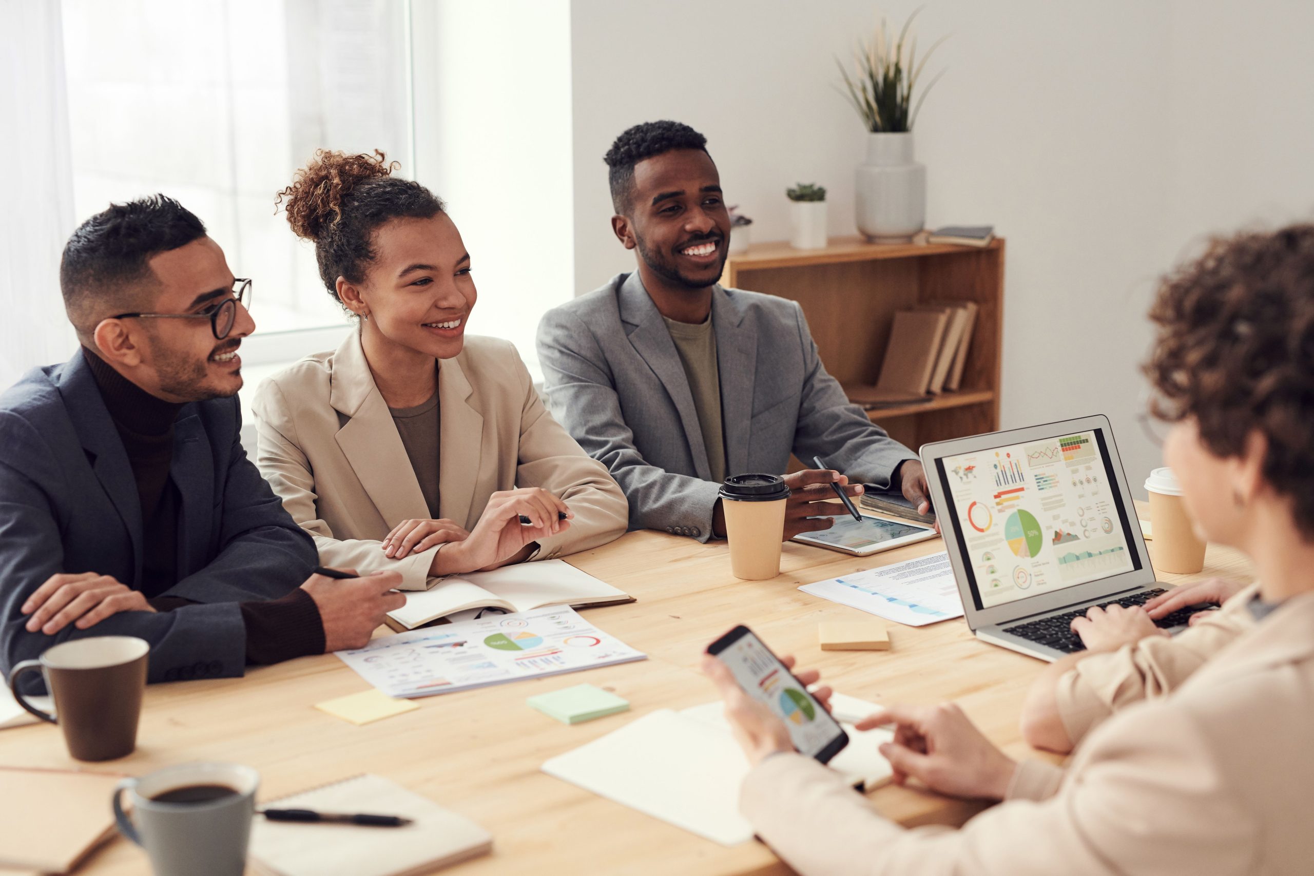 Jeunes professionnels en réunion de travail
