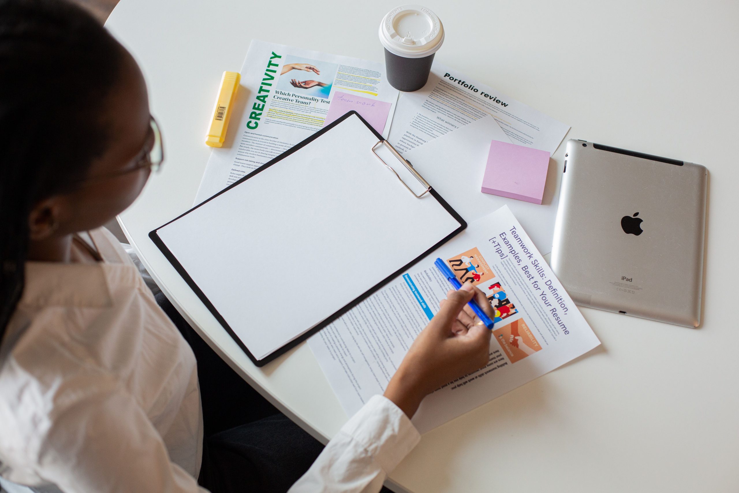 Femme examinant des documents avec attention