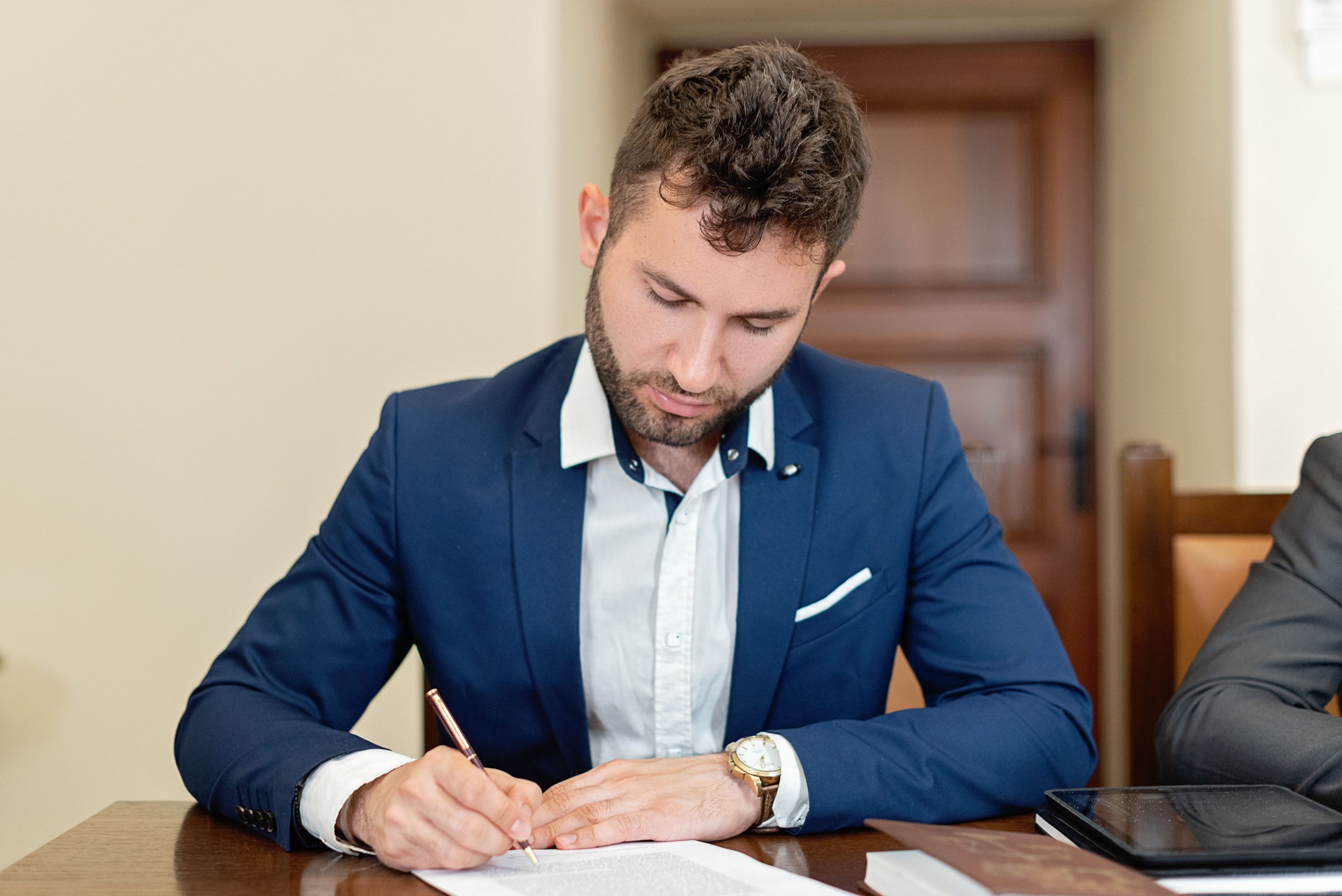 Homme d'affaires confiant signant son contrat CDI