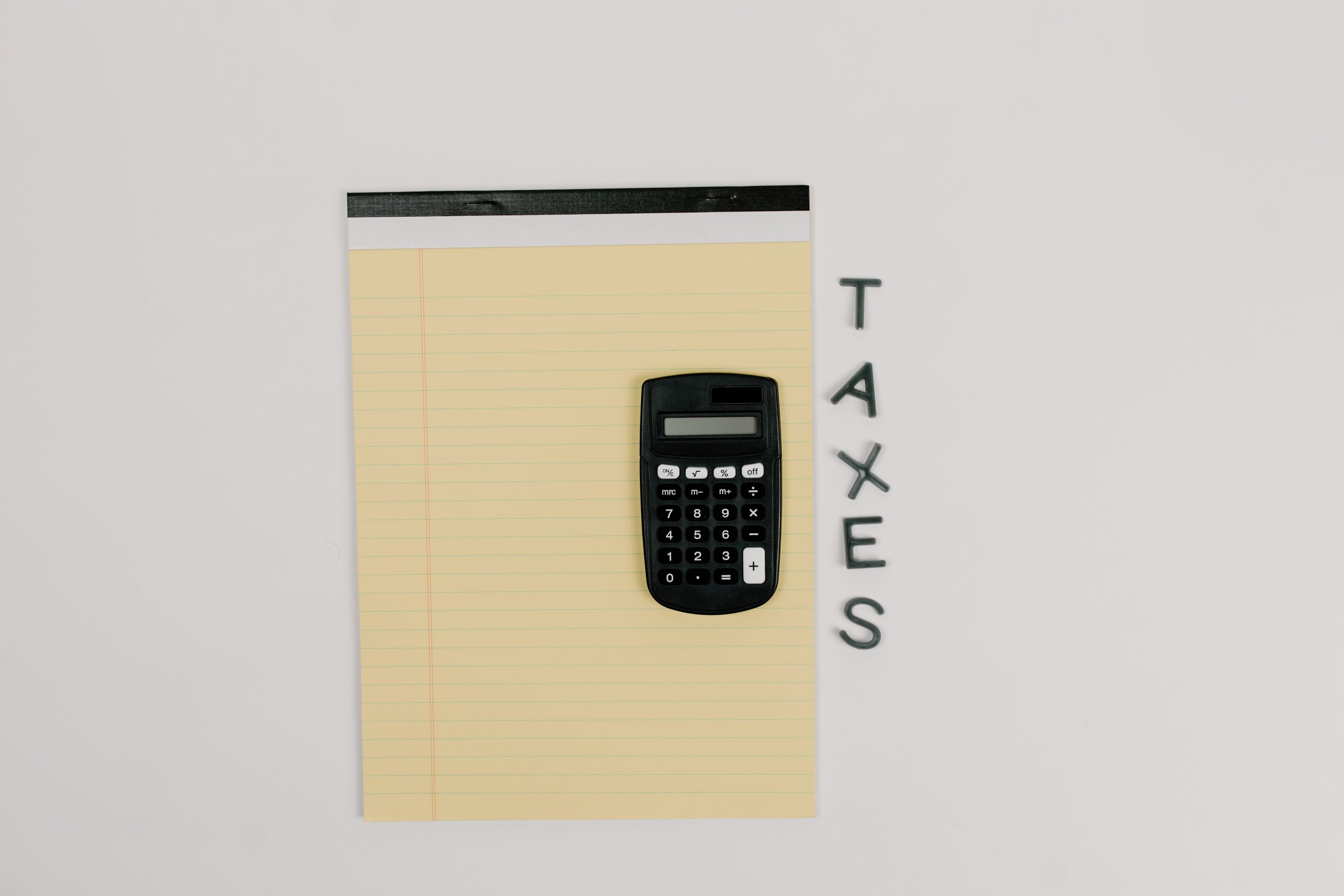Calculatrice jaune avec mot taxes écrit à côté