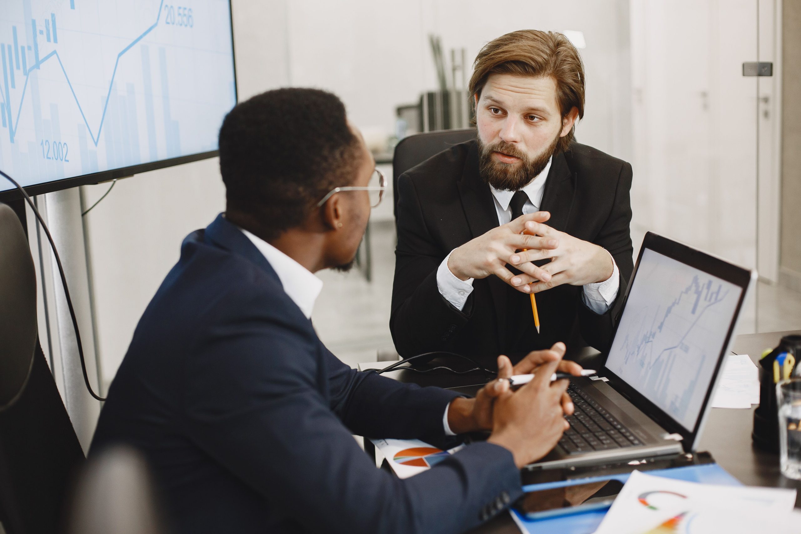 Deux businessmen analysant données financières