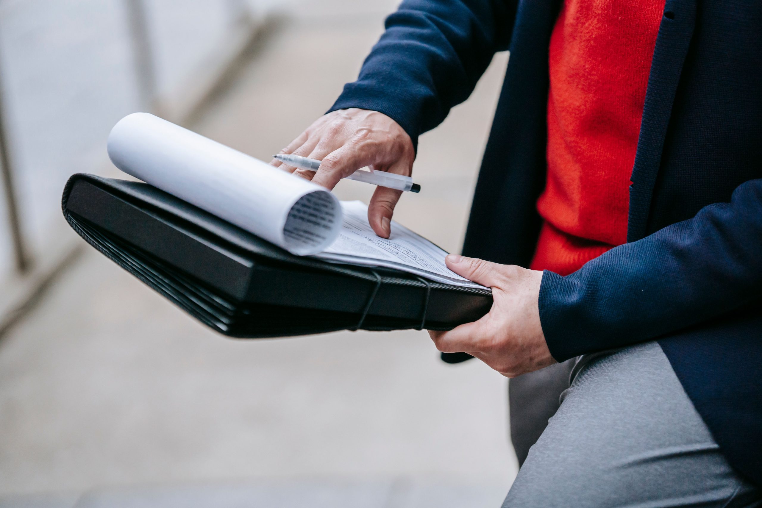 Professionnel examinant des documents avec attention